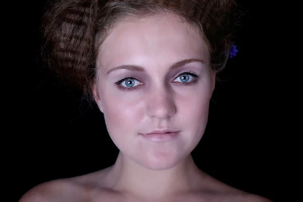 Junge Frau mit blauen Augen — Stockfoto