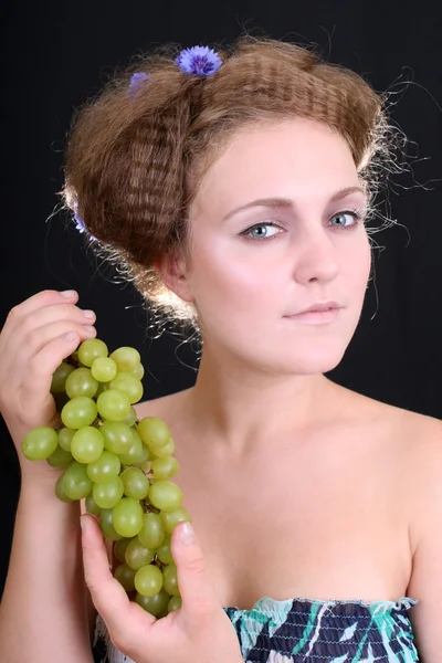 Krásná žena s hroznovým vínem — Stock fotografie