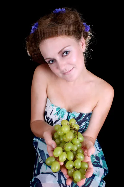 Šťastná žena s hroznovým vínem — Stock fotografie