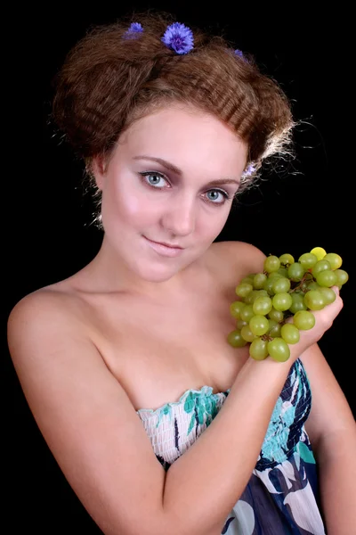 Krásná žena s hroznovým vínem — Stock fotografie