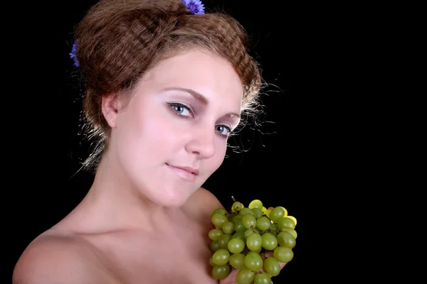 Красивая девушка с виноградом — стоковое фото