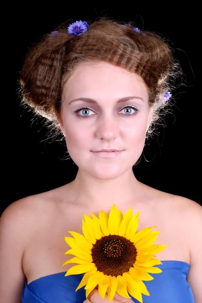 Vrouw met zonnebloemen — Stockfoto