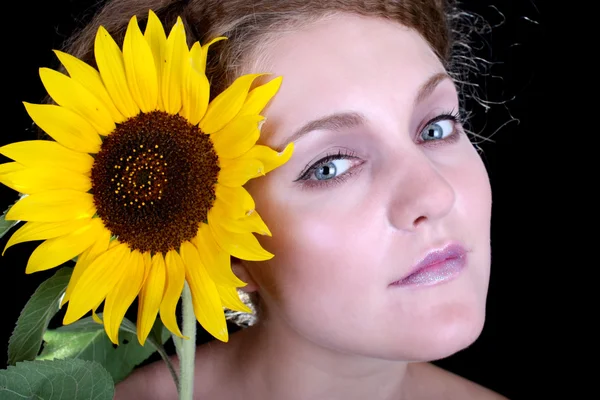 Frau mit Sonnenblume — Stockfoto