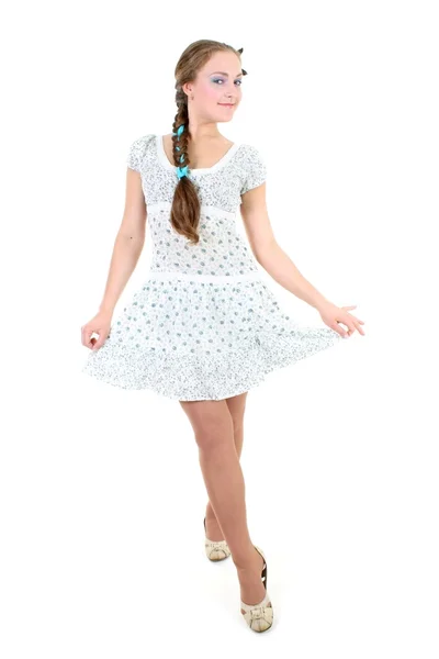 Krásná dívka v letní šaty s pletenec — Stock fotografie