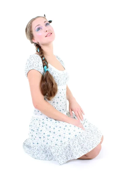 Garota linda no vestido de verão com trança — Fotografia de Stock