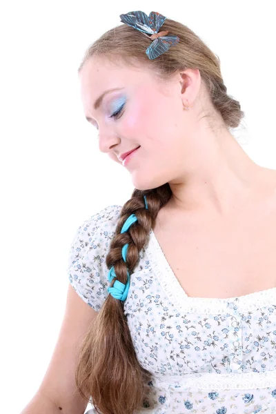Krásná dívka v letní šaty s pletenec — Stock fotografie