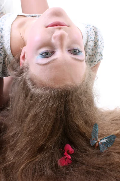 Hosszú hajú lány pillangó hazudik — Stock Fotó