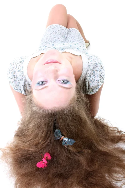 Longo-haired menina com borboleta mentindo — Fotografia de Stock