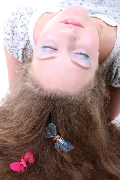 Długo haired girl z motyla leżącego — Zdjęcie stockowe