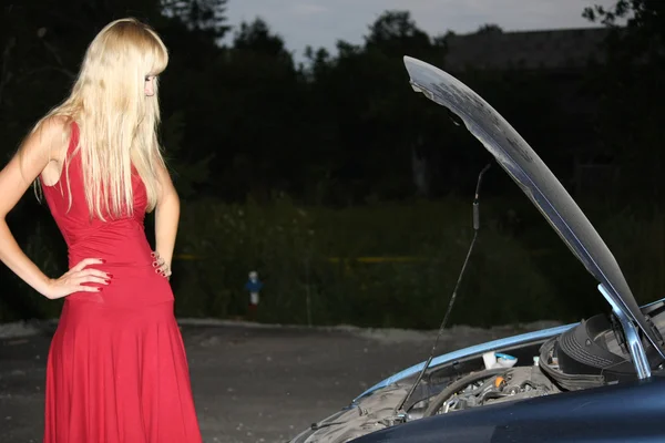 Blond woman with broken car — Stock Photo, Image
