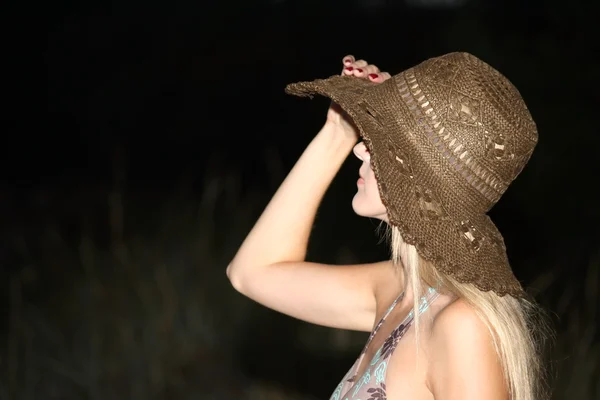 Titokzatos lány nyári kalap — Stock Fotó