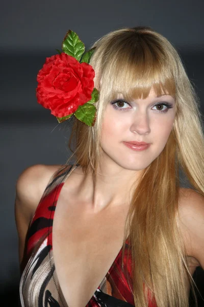 Blond kobieta z kwiatem we włosach — Zdjęcie stockowe