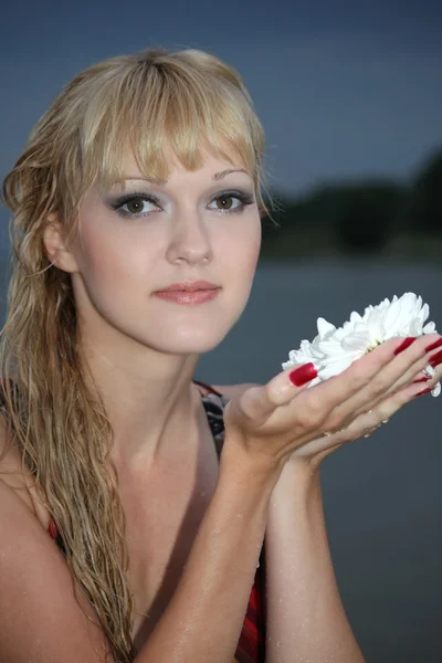 Porträtt av blond kvinna med vit blomma — Stockfoto
