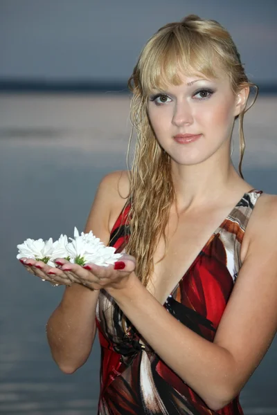 Femme blonde avec fleurs blanches — Photo