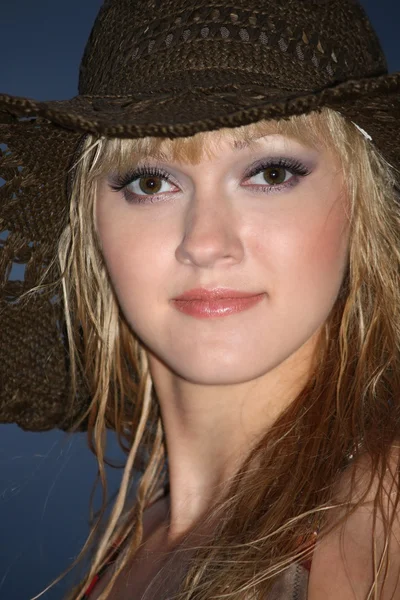 Portret van blonde vrouw in hoed — Stockfoto