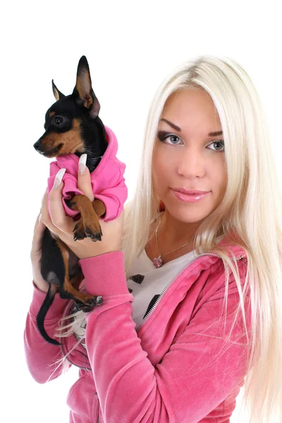 Porträtt av ung kvinna i rosa med Dvärghund över vita — Stockfoto