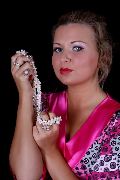Kobieta z perłą naszyjnik w ręku — Zdjęcie stockowe