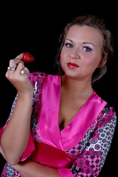 Mulher com morango na mão — Fotografia de Stock