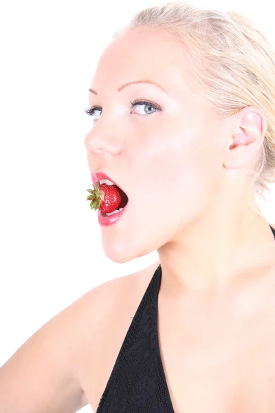Brillante imagen de joven rubia con fresa en la boca — Foto de Stock