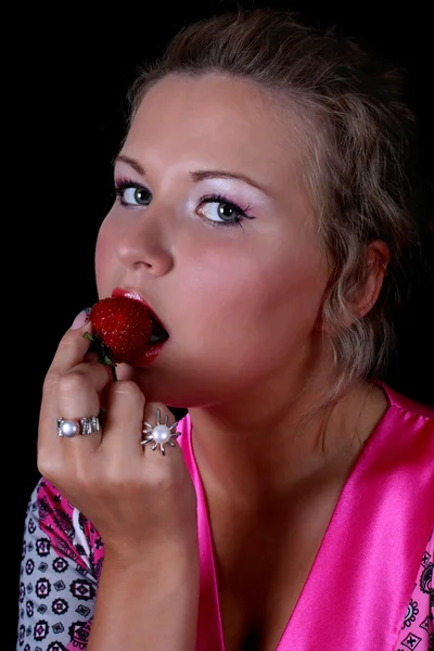 Žena jí jahody — Stock fotografie