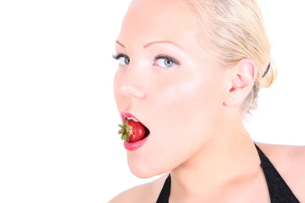 Brilhantes imagens da jovem loira com morango na boca dela — Fotografia de Stock