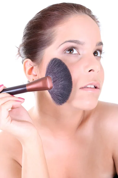 Mujer con cepillo de maquillaje — Foto de Stock