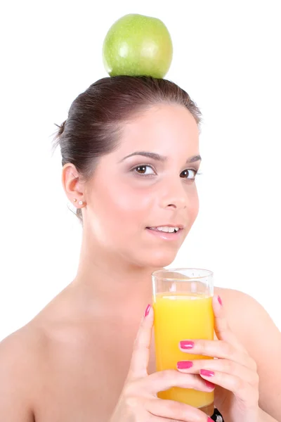 Kvinna med grönt äpple och glas apelsinjuice — Stockfoto