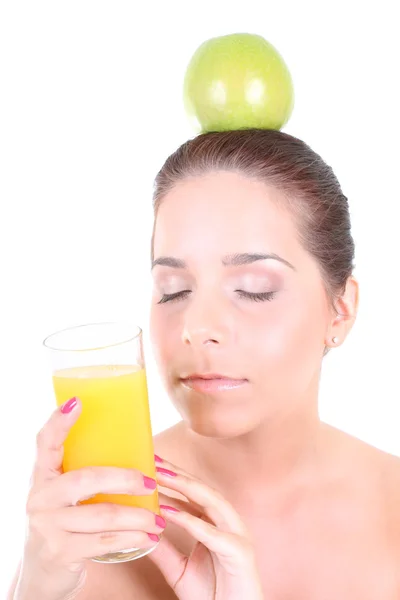 Kvinna med grönt äpple och glas apelsinjuice — Stockfoto
