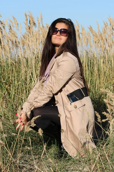 女人的米色秋季外套摆造型户外 — 图库照片