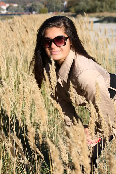 Donna in cappotto autunnale beige e occhiali da sole — Foto Stock