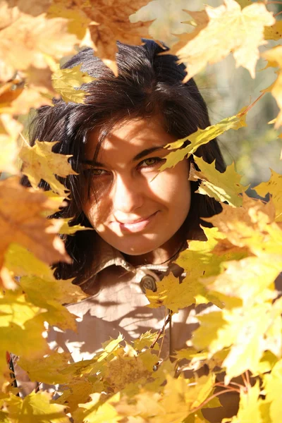 황금 잎과 아름 다운 여자 — 스톡 사진