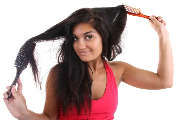 Mujer joven cepillándose el pelo — Foto de Stock