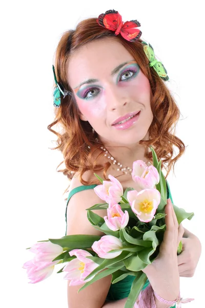Рудоволоса жінка з квітами і метеликами на голові — стокове фото