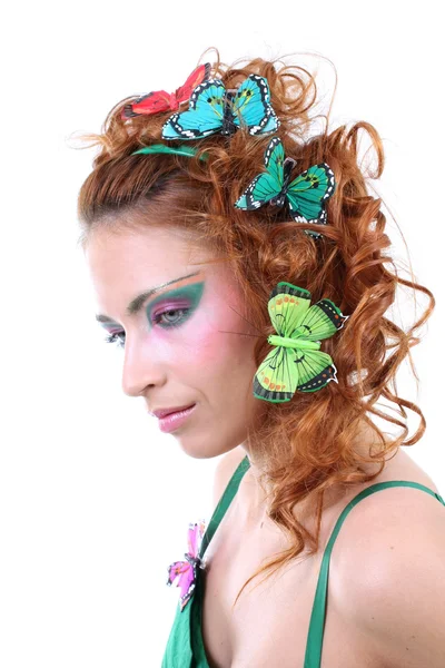 Vörös hajú nő fején pillangók — Stock Fotó