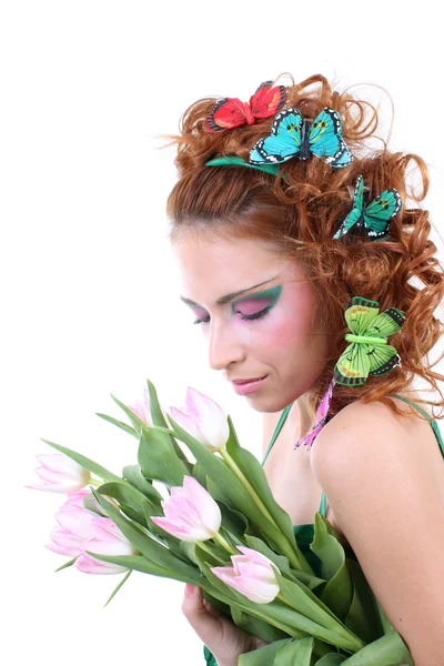 Κοκκινομάλλης γυναίκα με λουλούδια και πεταλούδες στο κεφάλι της — Φωτογραφία Αρχείου