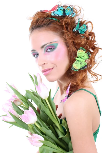 Vörös hajú nő virágok és a pillangók a fején — Stock Fotó
