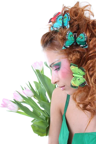 Mujer pelirroja con flores y mariposas en la cabeza —  Fotos de Stock