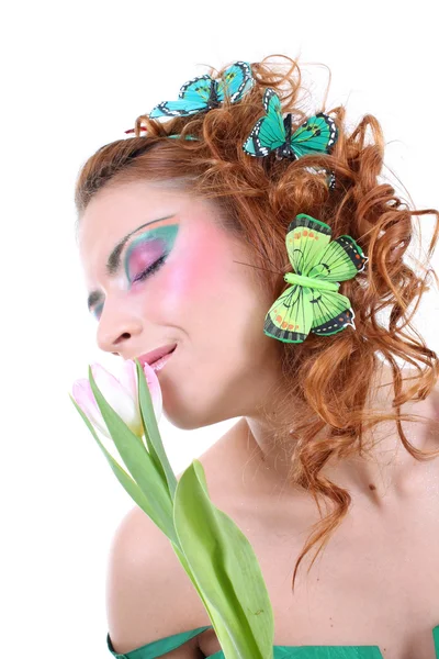Рудоволоса жінка з квіткою і метеликами на голові — стокове фото