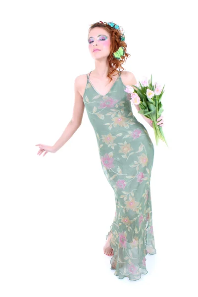 Çiçekler ve kelebekler başında olan Kızıl saçlı kadın — Stok fotoğraf