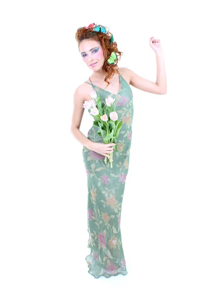Rothaarige Frau im Kleid mit Blumen und Schmetterlingen auf ihre er — Stockfoto