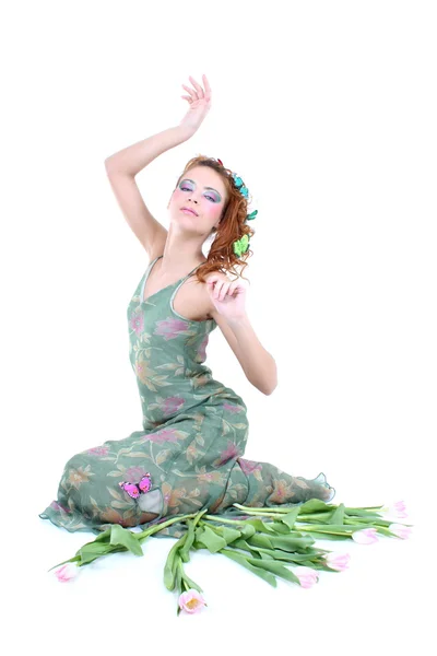 Mujer pelirroja con flores y mariposas en su cabeza sittin — Foto de Stock