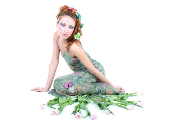 Femme rousse avec des fleurs et papillons sur sa tête sittin — Photo