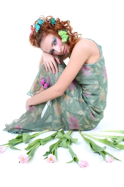 Рыжеволосая женщина с цветами и бабочками на ее голову сижу — стоковое фото
