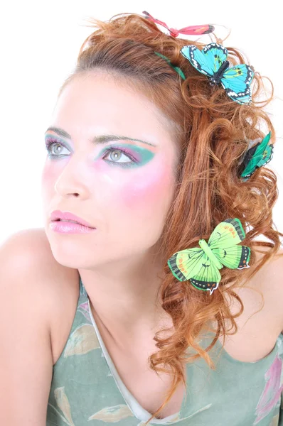 Рудоволоса жінка з метеликами на голові — стокове фото