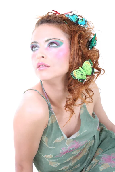 Femme rousse avec des papillons sur sa tête — Photo
