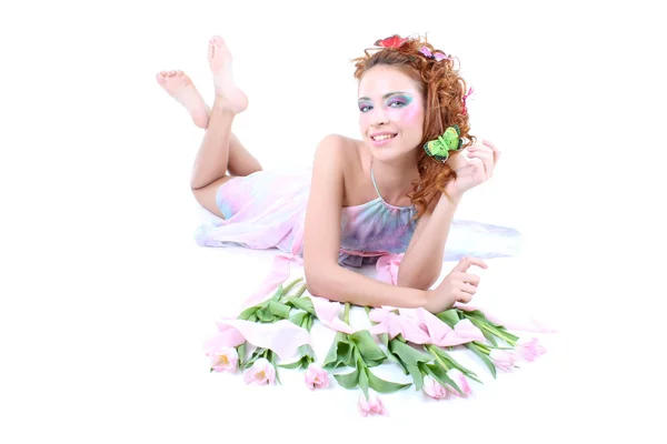Rothaarige Frau mit Blumen und Schmetterlingen auf dem Kopf liegend — Stockfoto