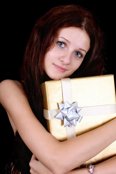 Ritratto di bella ragazza con regalo — Foto Stock