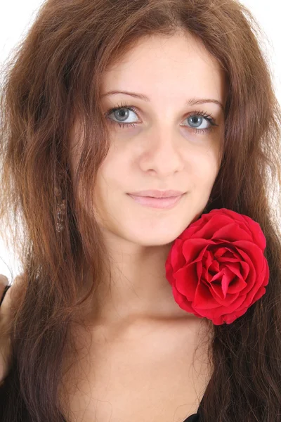 Портрет дівчини з червоною трояндою у волоссі — стокове фото