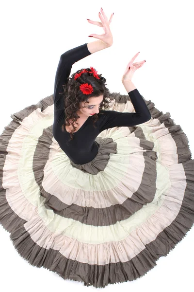 Attraktiv kvinna i lång kjol dans — Stockfoto