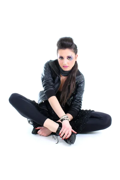 Menina bonita nova em jaqueta de couro preto — Fotografia de Stock